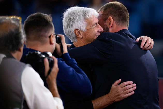 Gian Piero Gasperini, head coach of AS Roma, and Daniele De Rossi, former AS Roma player and head coach of Genoa CFC, hug each other during the Serie A 2026 2027 football match between AS Roma and Genoa CFC at Stadio Olimpico in Rome (Italy), October 17, 2026. AndreaxStaccioli