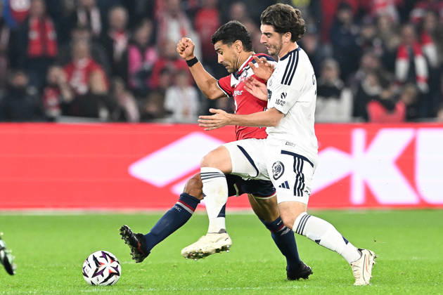 261017 Lille OSC vs Brest Benjamin Andre (21) of Lille and Joris Chotard (13) of Brest pictured during the French Mc Donalds Ligue 1 season 2026 - 2027 matchday 7 game between Lille OSC and Stade Brest on October 17 , 2026 in Lille, France. (Photo by Jill Delsaux Isosport) Lille France  Copyright: xJillxDelsauxx DSC_2503
