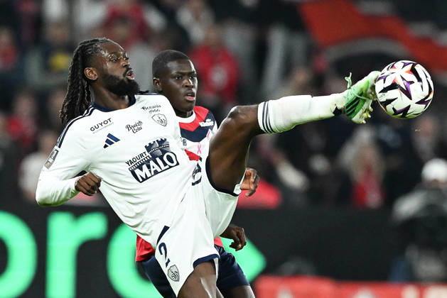 261017 Lille OSC vs Brest Bradly Locko (2) of Brest and Soriba Diaoune (35) of Lille pictured during the French Mc Donalds Ligue 1 season 2026 - 2027 matchday 7 game between Lille OSC and Stade Brest on October 17 , 2026 in Lille, France. (Photo by Jill Delsaux Isosport) Lille France  Copyright: xJillxDelsauxx DSC_2930