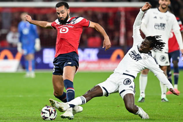 261017 Lille OSC vs Brest Nabil Bentaleb (6) of Lille and Mamady Diambou (6) of Brest pictured during the French Mc Donalds Ligue 1 season 2026 - 2027 matchday 7 game between Lille OSC and Stade Brest on October 17 , 2026 in Lille, France. (Photo by Jill Delsaux Isosport) Lille France  Copyright: xJillxDelsauxx DSC_3027