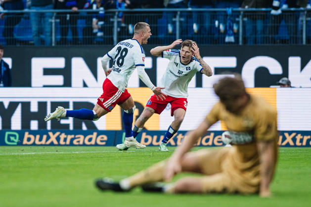 1. Bundesliga: Hamburger SV vs. VfB Stuttgart, 17.10.2026 TOR, JUBEL zum 1:0 durch Miro Muheim (Hamburger SV, 28), David Moller Wolfe (Hamburger SV, 3) kann es nicht fassen, im Vordergrund liegt ein VfB Stuttgart Spieler ; Fußball, 1. Bundesliga, 6. Spieltag: Hamburger SV vs. VfB Stuttgart am 17.10.2026 im Volksparkstadion, Hamburg DFL REGULATIONS PROHIBIT ANY USE OF PHOTOGRAPHS AS IMAGE SEQUENCES AND OR QUASI-VIDEO. Copyright: xBEAUTIFULxSPORTS Tonhäuserx
