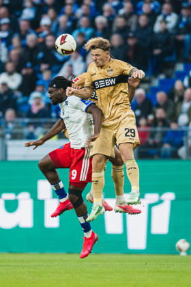 1. Bundesliga: Hamburger SV vs. VfB Stuttgart, 17.10.2026 Terem Moffi (Hamburger SV, 9) gegen Finn Jeltsch (VfB Stuttgart, 29) im Kopfballduell ; Fußball, 1. Bundesliga, 6. Spieltag: Hamburger SV vs. VfB Stuttgart am 17.10.2026 im Volksparkstadion, Hamburg DFL REGULATIONS PROHIBIT ANY USE OF PHOTOGRAPHS AS IMAGE SEQUENCES AND OR QUASI-VIDEO. Copyright: xBEAUTIFULxSPORTS Tonhäuserx