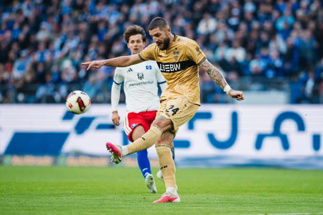 1. Bundesliga: Hamburger SV vs. VfB Stuttgart, 17.10.2026 Jeff Chabot (VfB Stuttgart, 24) schlägt den Ball ; Fußball, 1. Bundesliga, 6. Spieltag: Hamburger SV vs. VfB Stuttgart am 17.10.2026 im Volksparkstadion, Hamburg DFL REGULATIONS PROHIBIT ANY USE OF PHOTOGRAPHS AS IMAGE SEQUENCES AND OR QUASI-VIDEO. Copyright: xBEAUTIFULxSPORTS Tonhäuserx