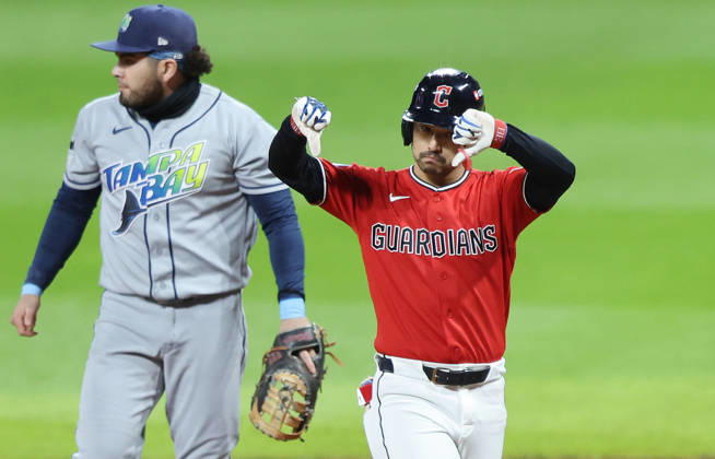 Cleveland Guardians Steven Kwan (38) gestures after hitting a single against the Tampa Bay Rays in the first inning during game four of the MLB, Baseball Herren, USA American League Championship Series at Progressive Field in Cleveland, Ohio, on Saturday, October 16, 2026.  CLE20261017703 AARONxJOSEFCZYK