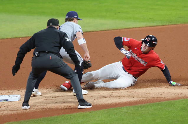 Cleveland Guardians Chase DeLauter (24) is tagged out at second by Tampa Bay Rays shortstop Taylor Walls (6) trying to stretch an rbi-single into a double in the first inning during game four of the MLB, Baseball Herren, USA American League Championship Series at Progressive Field in Cleveland, Ohio, on Saturday, October 17, 2026.  CLE20261017705 AARONxJOSEFCZYK