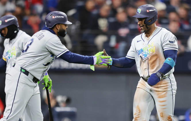 Tampa Bay Rays Yandy Diaz (2) is congratulated by Junior Caminero (13) after scoring on a single by Jonathan Aranda against the Cleveland Guardians in the third inning during game four of the MLB, Baseball Herren, USA American League Championship Series at Progressive Field in Cleveland, Ohio, on Saturday, October 17, 2026.  CLE20261017711 AARONxJOSEFCZYK