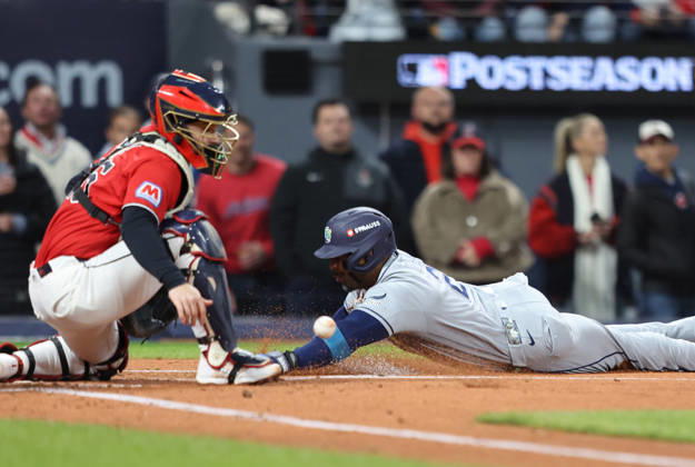 Tampa Bay Rays Yandy Diaz (2) scores past Cleveland Guardians catcher Patrick Bailey (16) on a single by Jonathan Aranda in the third inning during game four of the MLB, Baseball Herren, USA American League Championship Series at Progressive Field in Cleveland, Ohio, on Saturday, October 17, 2026.  CLE20261017712 AARONxJOSEFCZYK