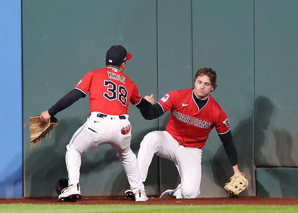 Cleveland Guardians left fielder Steven Kwan (38) helps center fielder Petey Halpin (R) get to his feet after Halpin went up against the wall to catch a long fly ball from Tampa Bay Rays Junior Caminero in the fourth inning during game four of the MLB, Baseball Herren, USA American League Championship Series at Progressive Field in Cleveland, Ohio, on Saturday, October 17, 2026.  CLE20261017716 AARONxJOSEFCZYK