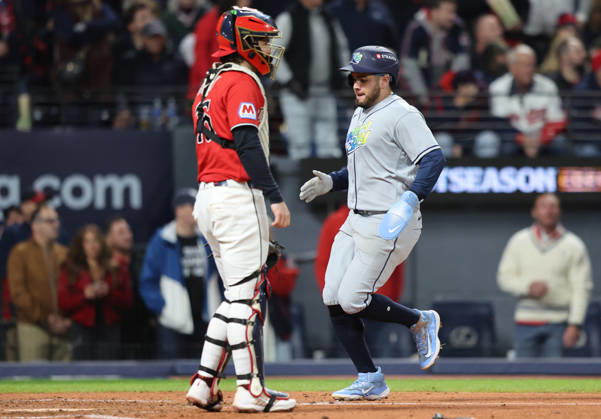 Tampa Bay Rays Jonathan Aranda (8) scores past Cleveland Guardians catcher Patrick Bailey (16) on a double by Rays Junior Caminero in the sixth inning during game four of the MLB, Baseball Herren, USA American League Championship Series at Progressive Field in Cleveland, Ohio, on Saturday, October 17, 2026.  CLE20261017721 AARONxJOSEFCZYK