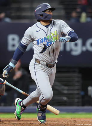 Tampa Bay Rays Richie Palacios (1) hits a single against the Cleveland Guardians in the seventh inning during game four of the MLB, Baseball Herren, USA American League Championship Series at Progressive Field in Cleveland, Ohio, on Saturday, October 17, 2026.  CLE20261017726 AARONxJOSEFCZYK