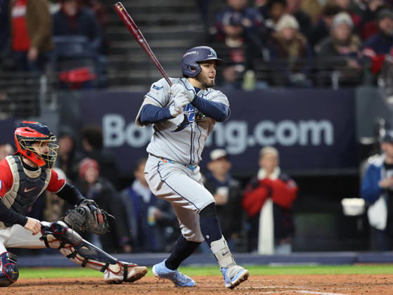 Tampa Bay Rays Jonathan Aranda (8) hits a two-rbi single then advances to third on a fielding error by Cleveland Guardians right fielder Chase DeLauter in the seventh inning during game four of the MLB, Baseball Herren, USA American League Championship Series at Progressive Field in Cleveland, Ohio, on Saturday, October 17, 2026.  CLE20261017731 AARONxJOSEFCZYK