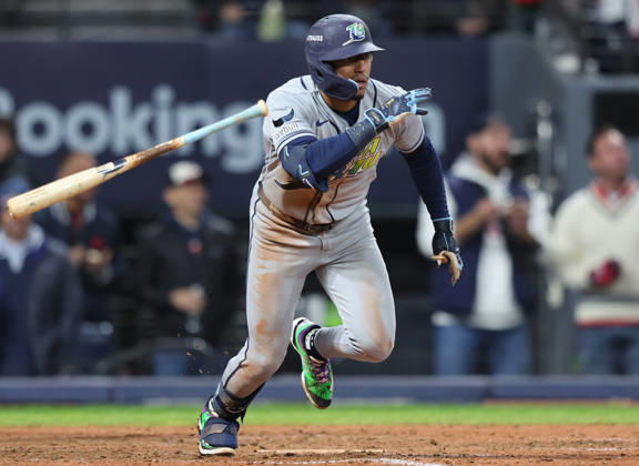Tampa Bay Rays Richie Palacios (1) hits a single against the Cleveland Guardians in the ninth inning in game four of the MLB, Baseball Herren, USA American League Championship Series at Progressive Field in Cleveland, Ohio, on Saturday, October 17, 2026.  CLE20261017739 AARONxJOSEFCZYK