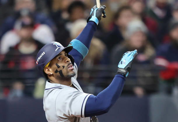Tampa Bay Rays designated hitter Yandy Diaz (2) hits a two-run home run against the Cleveland Guardians in the ninth inning in game four of the MLB, Baseball Herren, USA American League Championship Series at Progressive Field in Cleveland, Ohio, on Saturday, October 17, 2026.  CLE20261017745 AARONxJOSEFCZYK