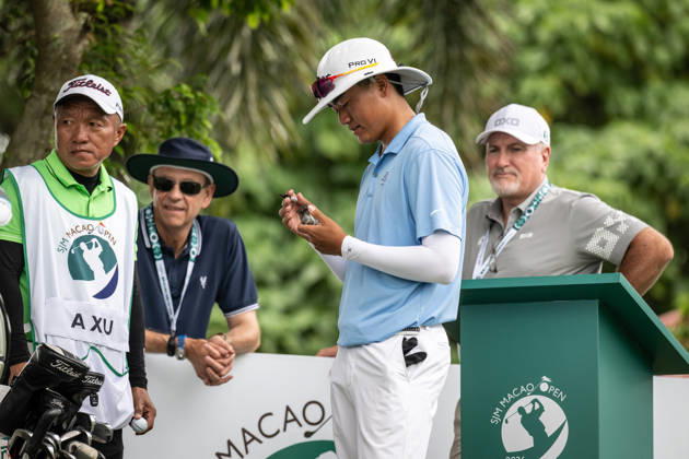 October 18, 2026, Macau, Macao Sar, China: Chinas XU, Andi marks his ball on the first tee.Macau Open Golf 2026 Final Round. Macau China - ZUMAr144 20261018_zap_r144_001 Copyright: xJaynexRussellx