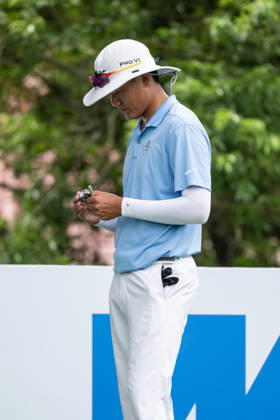 October 18, 2026, Macau, Macao Sar, China: Chinas XU, Andi marks his ball on the first tee.Macau Open Golf 2026 Final Round. Macau China - ZUMAr144 20261018_zap_r144_002 Copyright: xJaynexRussellx