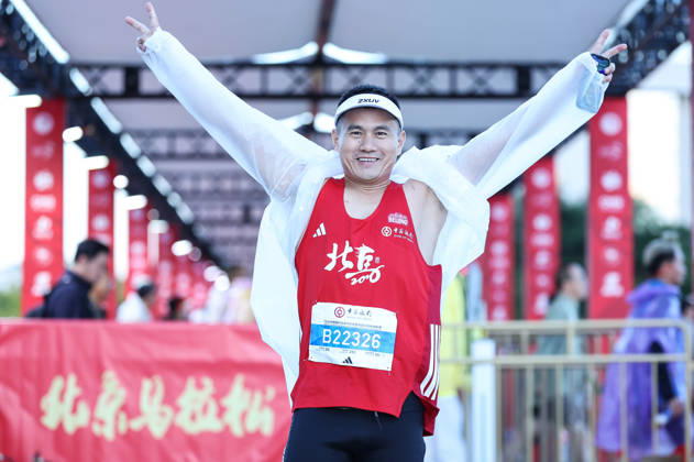 (261018) -- BEIJING, Oct. 18, 2026 -- A runner poses for a photo before the 2026 Beijing Marathon & National Marathon Championships in Beijing, capital of China, Oct. 18, 2026. ) (SP)CHINA-BEIJING-2026 BEIJING MARATHON(CN) LixMing 