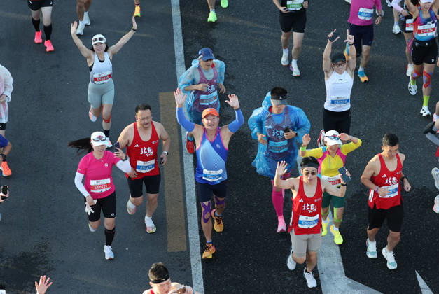 (261018) -- BEIJING, Oct. 18, 2026 -- Runners compete during the 2026 Beijing Marathon & National Marathon Championships in Beijing, capital of China, Oct. 18, 2026. ) (SP)CHINA-BEIJING-2026 BEIJING MARATHON(CN) ZhangxChenlin 