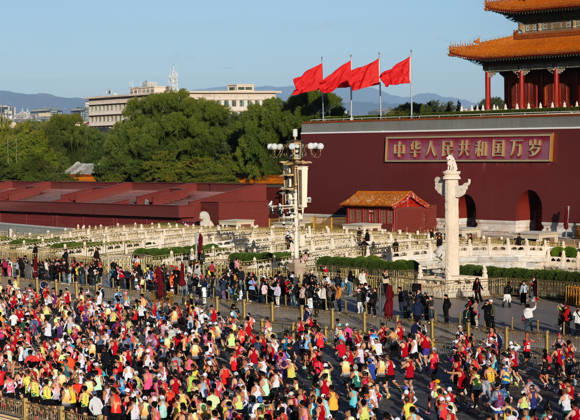 (261018) -- BEIJING, Oct. 18, 2026 -- Runners compete during the 2026 Beijing Marathon & National Marathon Championships in Beijing, capital of China, Oct. 18, 2026. ) (SP)CHINA-BEIJING-2026 BEIJING MARATHON(CN) ZhangxChenlin 