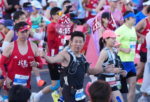 (261018) -- BEIJING, Oct. 18, 2026 -- Runners start during the 2026 Beijing Marathon & National Marathon Championships in Beijing, capital of China, Oct. 18, 2026. ) (SP)CHINA-BEIJING-2026 BEIJING MARATHON(CN) JiaxYuchen