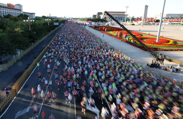 (261018) -- BEIJING, Oct. 18, 2026 -- Runners compete during the 2026 Beijing Marathon & National Marathon Championships in Beijing, capital of China, Oct. 18, 2026. ) (SP)CHINA-BEIJING-2026 BEIJING MARATHON(CN) ZhangxChenlin 