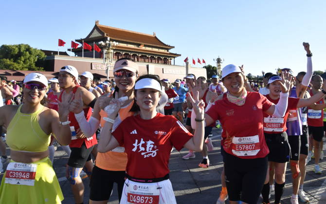 (261018) -- BEIJING, Oct. 18, 2026 -- Runners pose to cameras as they compete during the 2026 Beijing Marathon & National Marathon Championships in Beijing, capital of China, Oct. 18, 2026. ) (SP)CHINA-BEIJING-2026 BEIJING MARATHON(CN) LixXin 