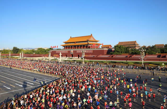 (261018) -- BEIJING, Oct. 18, 2026 -- Runners compete during the 2026 Beijing Marathon & National Marathon Championships in Beijing, capital of China, Oct. 18, 2026. ) (SP)CHINA-BEIJING-2026 BEIJING MARATHON(CN) ZhangxChenlin 