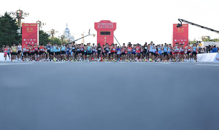 (261018) -- BEIJING, Oct. 18, 2026 -- Runners start during the 2026 Beijing Marathon & National Marathon Championships in Beijing, capital of China, Oct. 18, 2026. ) (SP)CHINA-BEIJING-2026 BEIJING MARATHON JinxLiwang