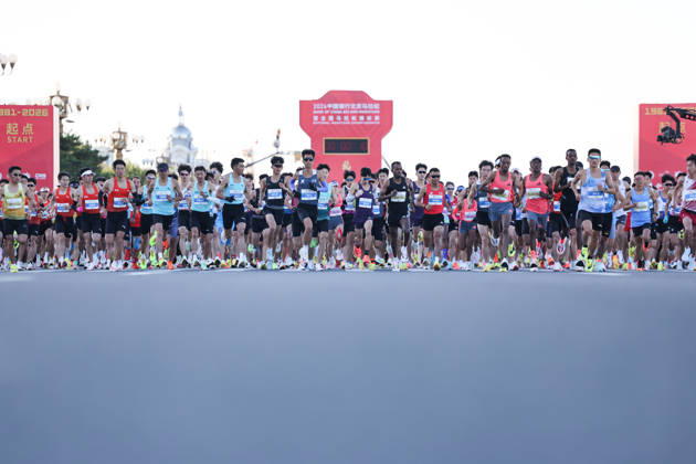 (261018) -- BEIJING, Oct. 18, 2026 -- Runners start during the 2026 Beijing Marathon & National Marathon Championships in Beijing, capital of China, Oct. 18, 2026. ) (SP)CHINA-BEIJING-2026 BEIJING MARATHON JinxLiwang