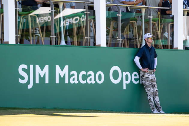 October 18, 2026, Macau, Macao Sar, China: Charles PORTER from the USA takes the tied lead on -14 Par with a stunning -9 Par final round. PORTER and his caddy hide from the heat in the shade of the hospitality stand on the 18th green. Macau Open Golf 2026 Final Round. Macau China - ZUMAr144 20261018_zap_r144_045 Copyright: xJaynexRussellx