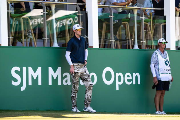 October 18, 2026, Macau, Macao Sar, China: Charles PORTER from the USA takes the tied lead on -14 Par with a stunning -9 Par final round. PORTER and his caddy hide from the heat in the shade of the hospitality stand on the 18th green. Macau Open Golf 2026 Final Round. Macau China - ZUMAr144 20261018_zap_r144_047 Copyright: xJaynexRussellx