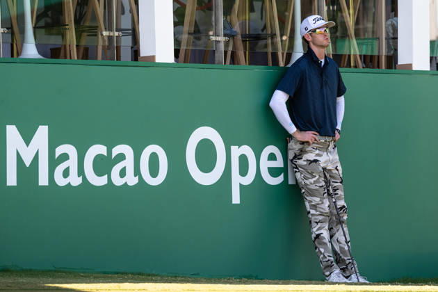 October 18, 2026, Macau, Macao Sar, China: Charles PORTER from the USA takes the tied lead on -14 Par with a stunning -9 Par final round. PORTER and his caddy hide from the heat in the shade of the hospitality stand on the 18th green. Macau Open Golf 2026 Final Round. Macau China - ZUMAr144 20261018_zap_r144_048 Copyright: xJaynexRussellx