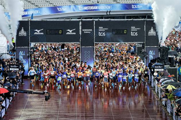 AMSTERDAM - The start of the Amsterdam Marathon. ANP RAMON VAN FLYMEN xVIxANPxSportx xxANPxIVx 572810140 originalFilename: 572810140.jpg