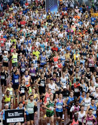 AMSTERDAM - The start of the Amsterdam Marathon. ANP RAMON VAN FLYMEN xVIxANPxSportx xxANPxIVx 572810208 originalFilename: 572810208.jpg