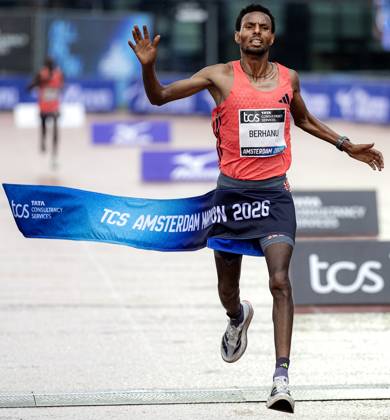 AMSTERDAM - Lemi Berhanu wins the Amsterdam Marathon. ANP RAMON VAN FLYMEN xVIxANPxSportx xxANPxIVx 572820918 originalFilename: 572820918