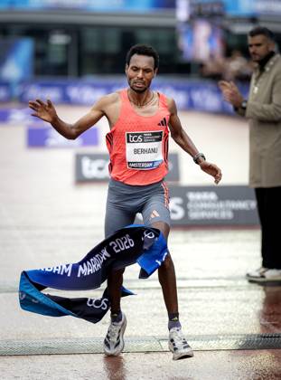 AMSTERDAM - Lemi Berhanu wins the Amsterdam Marathon. ANP RAMON VAN FLYMEN xVIxANPxSportx xxANPxIVx 572821707 originalFilename: 572821707