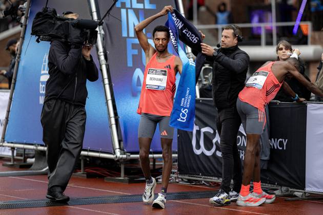AMSTERDAM - Lemi Berhanu wins the Amsterdam Marathon. ANP RAMON VAN FLYMEN xVIxANPxSportx xxANPxIVx 572821866 originalFilename: 572821866