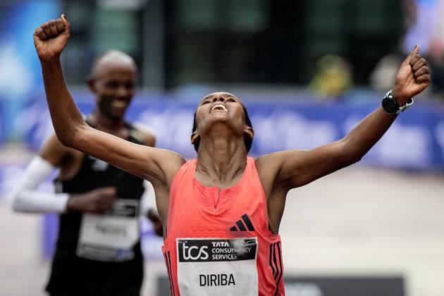 AMSTERDAM - Buze Diriba wins the Amsterdam Marathon for women. ANP RAMON VAN FLYMEN xVIxANPxSportx xxANPxIVx 572822800 originalFilename: 572822800.jpg