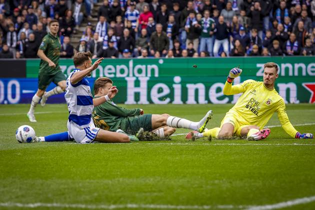 ZWOLLE , 18-10-2026 , mac3park , season 2026 2027 , Dutch Eredivisie football , match between PEC Zwolle and Go Ahead Eagles , picture shows PEC Zwolle player Sydney van Hooijdonk, GA Eagles player Giovanni van Zwam and GA Eagles goalkeeper Kjetil Haug PEC - Go Ahead Eagles  x208674004x Copyright:
