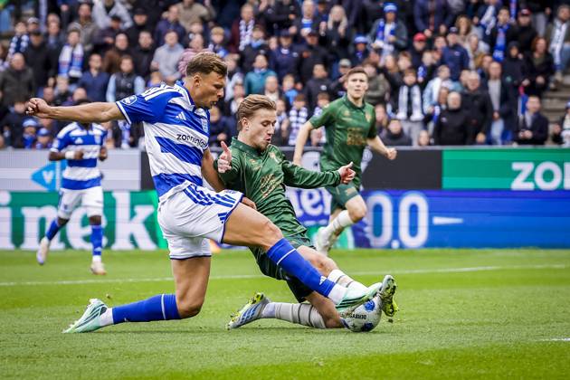 ZWOLLE , 18-10-2026 , mac3park , season 2026 2027 , Dutch Eredivisie football , match between PEC Zwolle and Go Ahead Eagles , picture shows PEC Zwolle player Sydney van Hooijdonk and GA Eagles player Giovanni van Zwam PEC - Go Ahead Eagles  x208674327x Copyright: