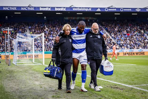 ZWOLLE , 18-10-2026 , mac3park , season 2026 2027 , Dutch Eredivisie football , match between PEC Zwolle and Go Ahead Eagles , picture shows PEC Zwolle player Sherel Floranus left the pitch after a injury PEC - Go Ahead Eagles  x208675766x Copyright: