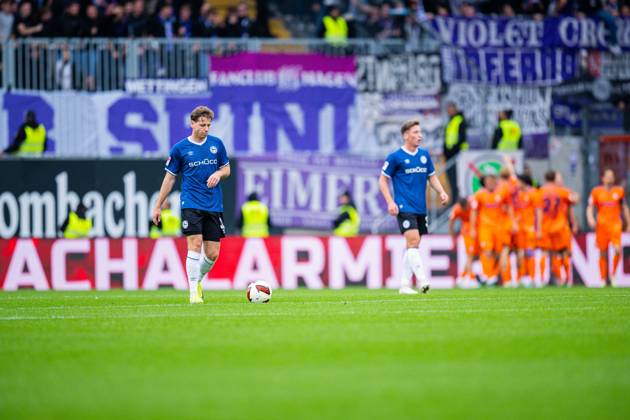 18.10.2026 - Fußball, 2026 2027, 2. Bundesliga, 8. Spieltag, DSC Arminia Bielefeld - VfL Osnabrück: (L-R) Leon Jensen (Bielefeld), Marius Wörl (Bielefeld) nach dem Tor zum 0:1 von Robin Meißner (Osnabrück) DFL REGULATIONS PROHIBIT ANY USE OF PHOTOGRAPHS AS IMAGE SEQUENCES AND OR QUASI-VIDEO.