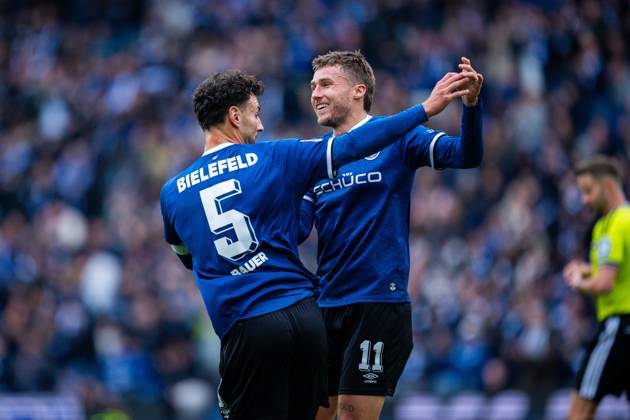 18.10.2026 - Fußball, 2026 2027, 2. Bundesliga, 8. Spieltag, DSC Arminia Bielefeld - VfL Osnabrück: (L-R) Maximilian Bauer (Bielefeld) jubelt nach seinem Tor zum 1:1 mit Joel Grodowski (Bielefeld) DFL REGULATIONS PROHIBIT ANY USE OF PHOTOGRAPHS AS IMAGE SEQUENCES AND OR QUASI-VIDEO.