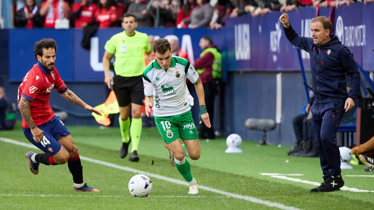 LaLiga EASports 2026 27 CA Osasuna v Racing de Santander Ruben Garcia (14. OSA) (L) and Inigo Vicente (10. RAC) (R) battle for the ball during the football match of LaLiga EA Sports between CA Osasuna and Racing de Santander played at El Sadar stadium in Pamplona (Spain) on Oct 18 2026. Jagoba Arrasate (Coach. OSA) is also visible in the image. Credit: Inigo Alzugaray Agencia LOF Pamplona LaLiga EASports 2026 27 CA Osasuna v Racing de Santander Copyright: xINIGOxALZUGARAYx