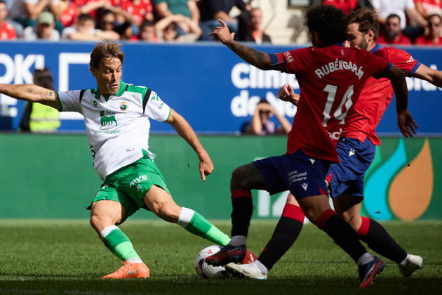 LaLiga EASports 2026 27 CA Osasuna v Racing de Santander Sergio Canales (20. RAC) (L) takes a shot under pressure from Ruben Garcia (14. OSA) and Jon Moncayola (7. OSA) (R) during the football match of LaLiga EA Sports between CA Osasuna and Racing de Santander played at El Sadar stadium in Pamplona (Spain) on Oct 18 2026. Credit: Inigo Alzugaray Agencia LOF Pamplona LaLiga EASports 2026 27 CA Osasuna v Racing de Santander Copyright: xINIGOxALZUGARAYx