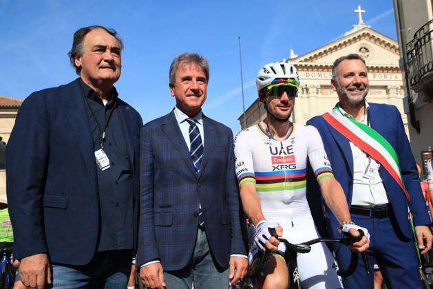 Veneto Classic - UCI Cycling race Pierre Teyssot MAXPPP ; Veneto Classic - UCI Cycling race . Cittadella, Italy on October 18, 2026. At the start, Roberto Pella (Lega del Ciclismo Professionistico) (Second left with World Champion Brandon McNulty of United States and UAE Team Emirates - XRG and Cittadella Mayor Pierre Teyssot Maxppp Cittadella Veneto Italy  Copyright: xMAXPPPxPierrexTeyssotx TEY28879 TEY28879