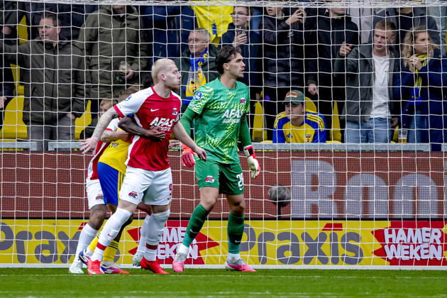LEEUWARDEN - AZ Alkmaar forward Mexx Meerdink, AZ Alkmaar goalkeeper Jari De Busser during the Vriendenloterij Eredivisie match between SC Cambuur and AZ at Kooi Stadion on 18 October 2026 in Leeuwarden, Nederland. ED VAN DE POL EYE4IMAGES DeFodi Images -