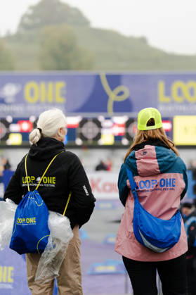 18.10.2026, GER, Biathlon, Frauen, IBU Biathlon Loop One Festival 2026, Saison 2026 2027, Super Sprint Qualifikation Damen Heat 1-4 Fans vor dem Schießstand München Olympiapark Bayern Deutschland Copyright: xNordphoto Vux