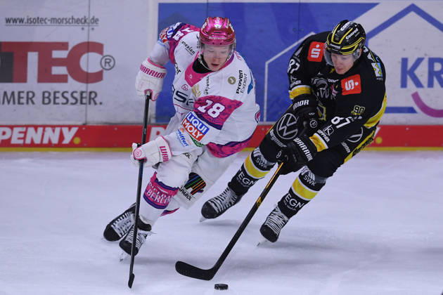 Eishockey Penny DEL 10. Spieltag Krefeld Pinguine - Eisbären Berlin am 18.10.2026 in der Yayla Arena in Krefeld Jonas Müller ( Berlin ), links - Philip Gogulla ( Krefeld ), rechts Gemäß den Vorgaben der DEL Deutsche Eishockey Liga ist die Publikation und Weiterverwertung der Aufnahmen in elektronischen Medien und Endgeräten aller Art während des laufenden Spiels nicht zulässig.