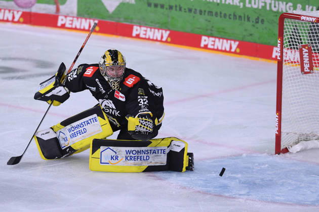 Eishockey Penny DEL 10. Spieltag Krefeld Pinguine - Eisbären Berlin am 18.10.2026 in der Yayla Arena in Krefeld Tor zum 0:1 durch Markus Vikingstad ( Berlin ) - Juha Jatkola ( Krefeld ) ist geschlagen Gemäß den Vorgaben der DEL Deutsche Eishockey Liga ist die Publikation und Weiterverwertung der Aufnahmen in elektronischen Medien und Endgeräten aller Art während des laufenden Spiels nicht zulässig.