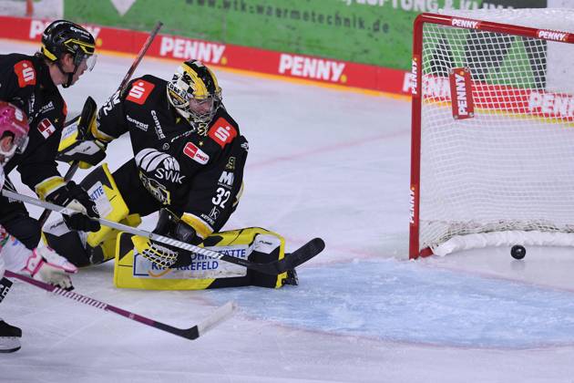 Eishockey Penny DEL 10. Spieltag Krefeld Pinguine - Eisbären Berlin am 18.10.2026 in der Yayla Arena in Krefeld Tor zum 0:1 durch Markus Vikingstad ( Berlin ) - Juha Jatkola ( Krefeld ) ist geschlagen Gemäß den Vorgaben der DEL Deutsche Eishockey Liga ist die Publikation und Weiterverwertung der Aufnahmen in elektronischen Medien und Endgeräten aller Art während des laufenden Spiels nicht zulässig.